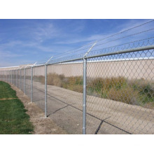 Hot DIP Galvanized Chain Link Fence avec le fil de fer barbelé